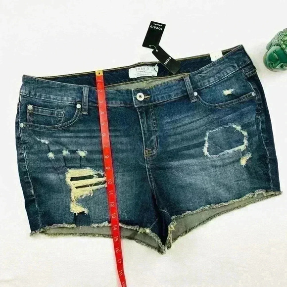 NWT Torrid Vintage Stretch Dark Wash Raw Hem Distressed Denim Shorts Size 20 - Picture 16 of 16